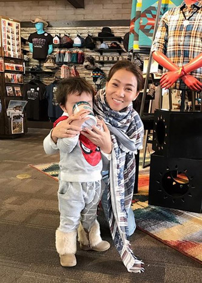 Sau 3 năm úp mở, Bé Gấu - con trai Thu Minh lần đầu lộ diện rõ mặt, lớn phổng phao khi đi diễn cùng mẹ